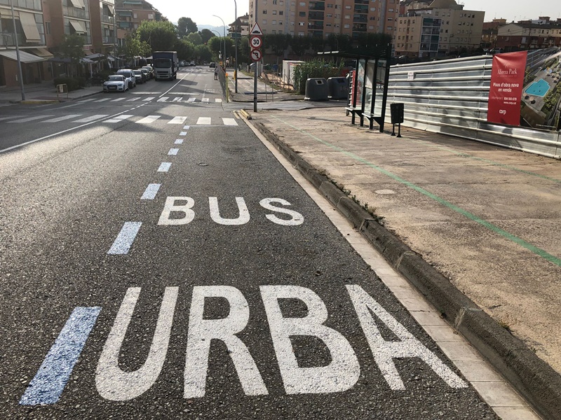 La parada del bus urbà de la rambla del Torrentet s'ha traslladat uns metres, del núm. 12 al 16, per obres