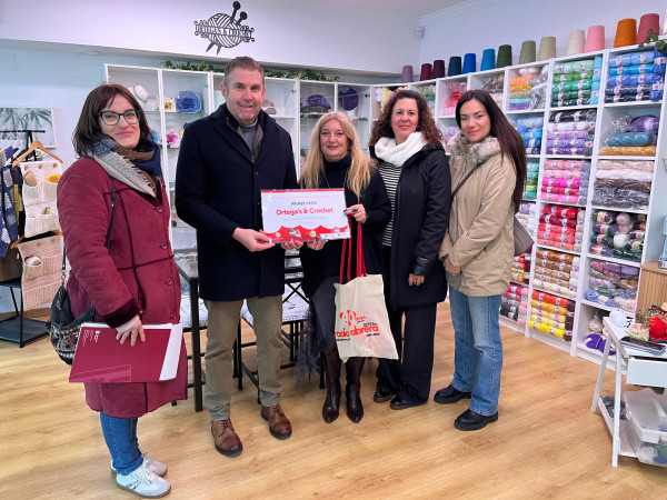 Lliurem els xecs als establiments guanyadors del 15è Concurs d’Aparadors Nadalencs d'Abrera. Enhorabona! Ortega's & Crochet