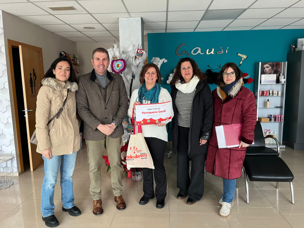 Lliurem els xecs als establiments guanyadors del 15è Concurs d’Aparadors Nadalencs d'Abrera. Enhorabona! Perruqueria Gaudí