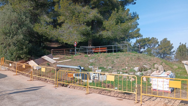 Executem diferents treballs de reparació de voreres al nucli urbà i barris d'Abrera - Petanca Santa Maria