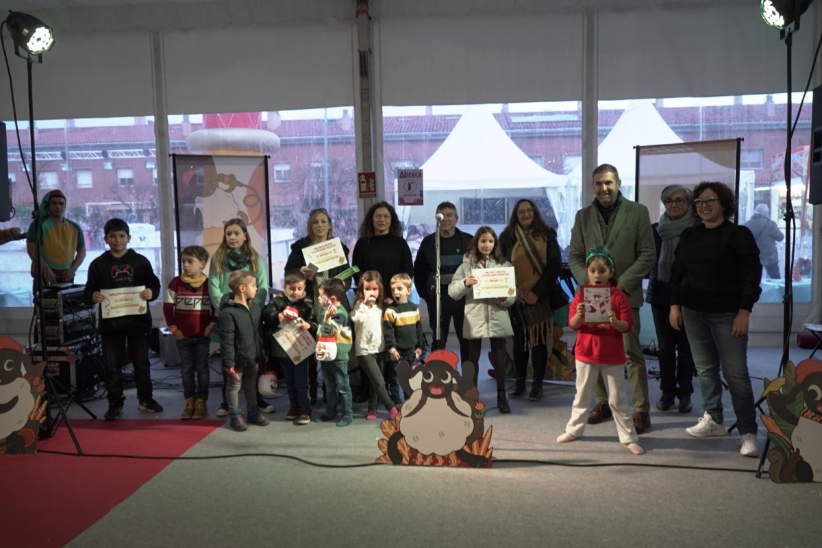 Lliurament de premis dels concursos infantils de postals i contes de Nadal.