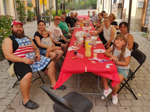 Els veïns i veïnes del barri del carrer de La Font d'Abrera celebren la seva Festa Major!