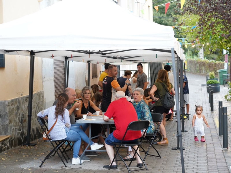Els veïns i veïnes del barri del carrer de La Font d'Abrera celebren la seva Festa Major!