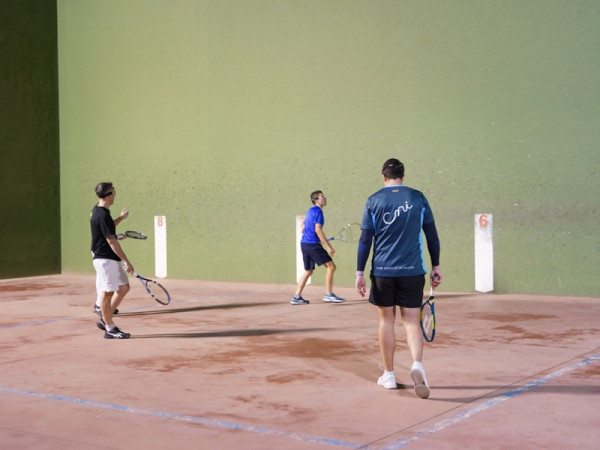 El Club Frontenis Abrera celebra l’Open Jamón Abrera 2023, amb 65 parelles de jugadors i jugadores