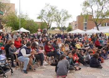 Èxit de participació a la Fira de Sant Jordi d'Abrera, amb parades de llibres, autors/res locals, entitats, formacions polítiques, comerços i diferents activitats per a tothom
