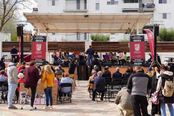 Èxit de participació a la Fira de Sant Jordi d'Abrera, amb parades de llibres, autors/res locals, entitats, formacions polítiques, comerços i diferents activitats per a tothom