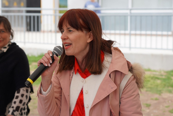 Èxit de participació a la Fira de Sant Jordi d'Abrera, amb parades de llibres, autors/res locals, entitats, formacions polítiques, comerços i diferents activitats per a tothom