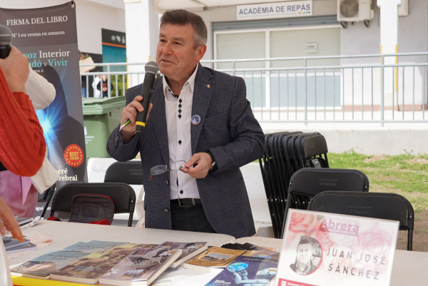 Èxit de participació a la Fira de Sant Jordi d'Abrera, amb parades de llibres, autors/res locals, entitats, formacions polítiques, comerços i diferents activitats per a tothom