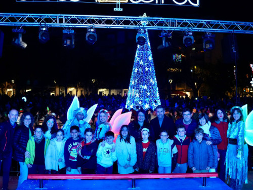 La il·lusió del Nadal es viu a Abrera! Emocionant compte enrere en la 9a Encesa de Llums de Nadal, amb una plaça de Pau Casals plena de gom a gom!