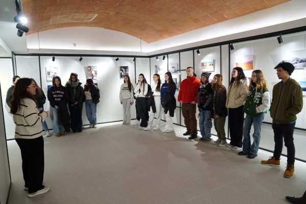 Visitem l'exposició 'Art i memòria fotogràfica: l’Abrera d’abans i la d’ara' a l'Espai Artístic Pere torres amb els i les joves que han participat en la mostra