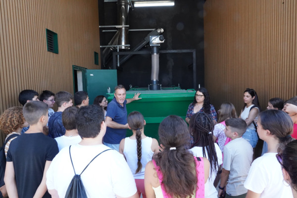 Visitem i donem a conèixer la nova caldera de biomassa central i xarxa de calor de la zona esportiva d’Abrera