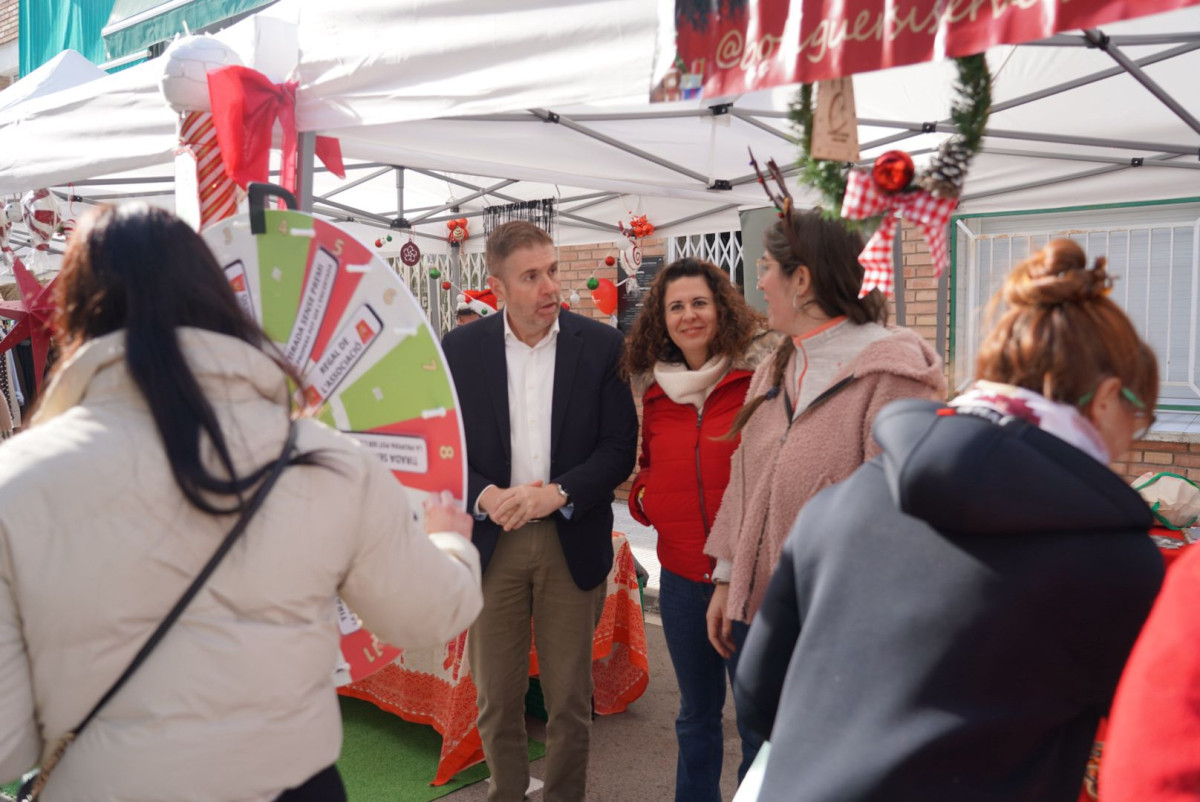 Fira de Nadal de l'Associació de Botiguers i Serveis d’Abrera a la pl. de Rafael Casanova