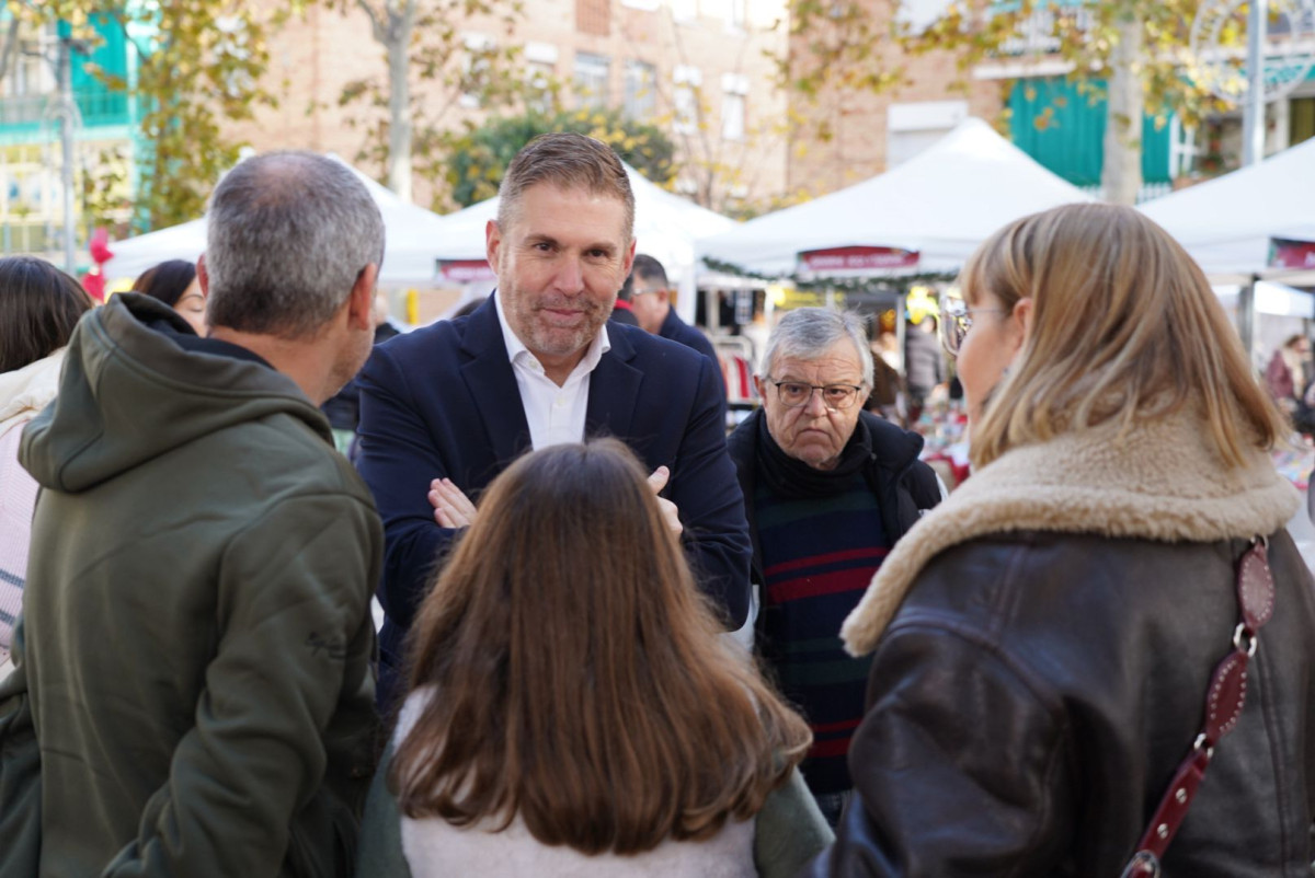 Fira de Nadal de l'Associació de Botiguers i Serveis d’Abrera a la pl. de Rafael Casanova