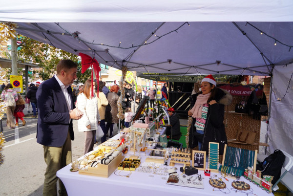 Fira de Nadal de l'Associació de Botiguers i Serveis d’Abrera a la pl. de Rafael Casanova