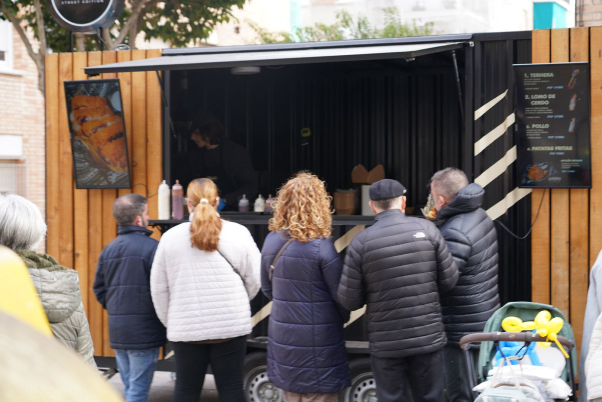 Fira de Nadal de l'Associació de Botiguers i Serveis d’Abrera a la pl. de Rafael Casanova