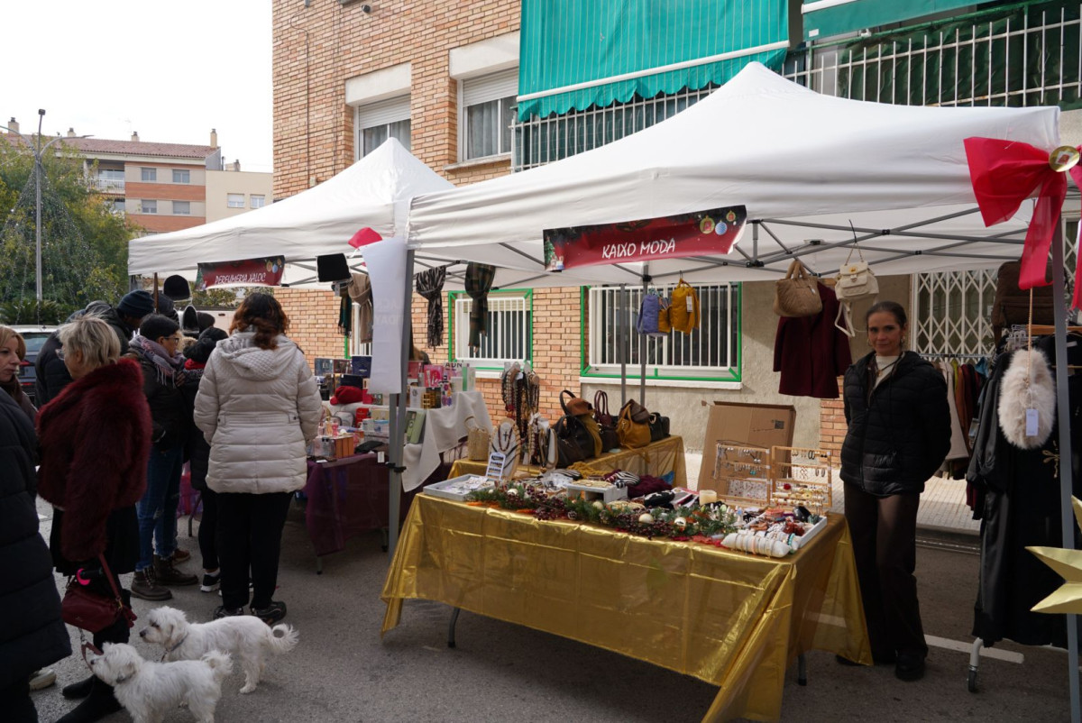 Fira de Nadal de l'Associació de Botiguers i Serveis d’Abrera a la pl. de Rafael Casanova
