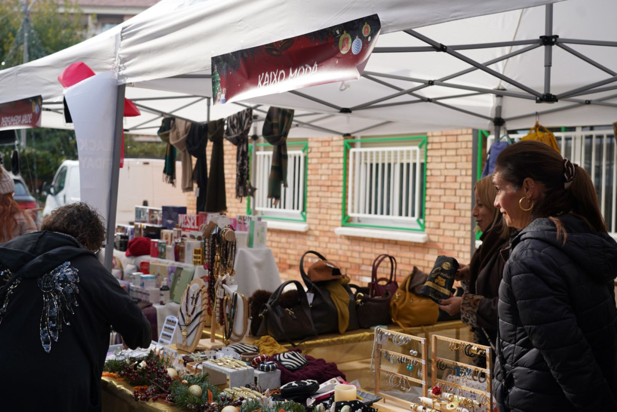 Fira de Nadal de l'Associació de Botiguers i Serveis d’Abrera a la pl. de Rafael Casanova