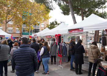 Fira de Nadal de l'Associació de Botiguers i Serveis d’Abrera a la pl. de Rafael Casanova