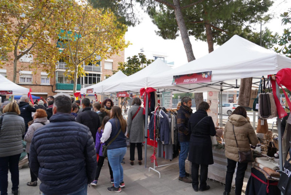 Fira de Nadal de l'Associació de Botiguers i Serveis d’Abrera a la pl. de Rafael Casanova