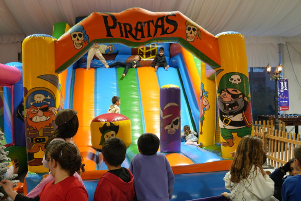 Divendres 19 de desembre vam inaugurar el Parc de Nadal d'enguany, que romandrà obert fins al dimecres 7 de gener inclòs, amb la Carpa Diverespai, el Tobogan Gegant i activitats per a tothom