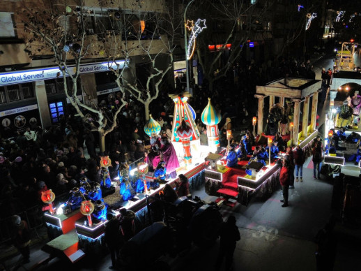 La il·lusió del Nadal es viu a Abrera! Gaudim, un any més, de la Cavalcada de Ses Majestats els Reis Mags de l'Orient, que va omplir els carrers del nostre municipi de màgia, llum i color!