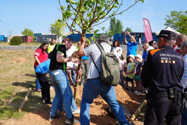 Arrela't a Abrera! Impulsem una jornada participativa de reforestació amb l'alumnat de l'Escola Francesc Platón i Sartí, l'empresa Sesé, Eulen i l'Associació Naturalista ANDA