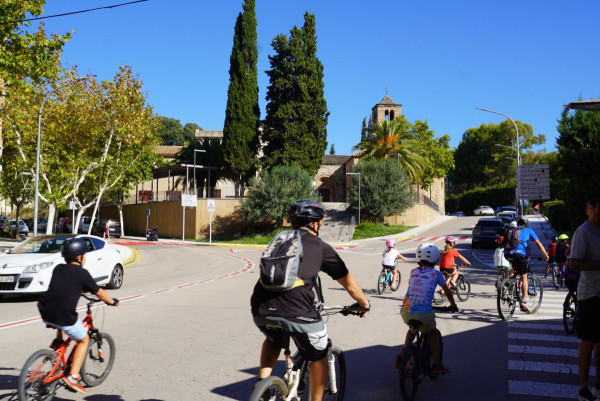 Molt bona acollida de la bicicletada popular, la botifarrada i el taller de cistelles per a bici per commemorar, un any més, la Setmana de la Mobilitat Sostenible 2026
