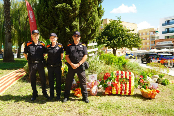 El dijous 11 de setembre de 2025 hem commemorat, un any més, la Diada Nacional de Catalunya amb la tradicional ofrena floral i una cantada d'havaneres. Ofrena floral 2025. Associació de Voluntaris de Protecció d'Abrera