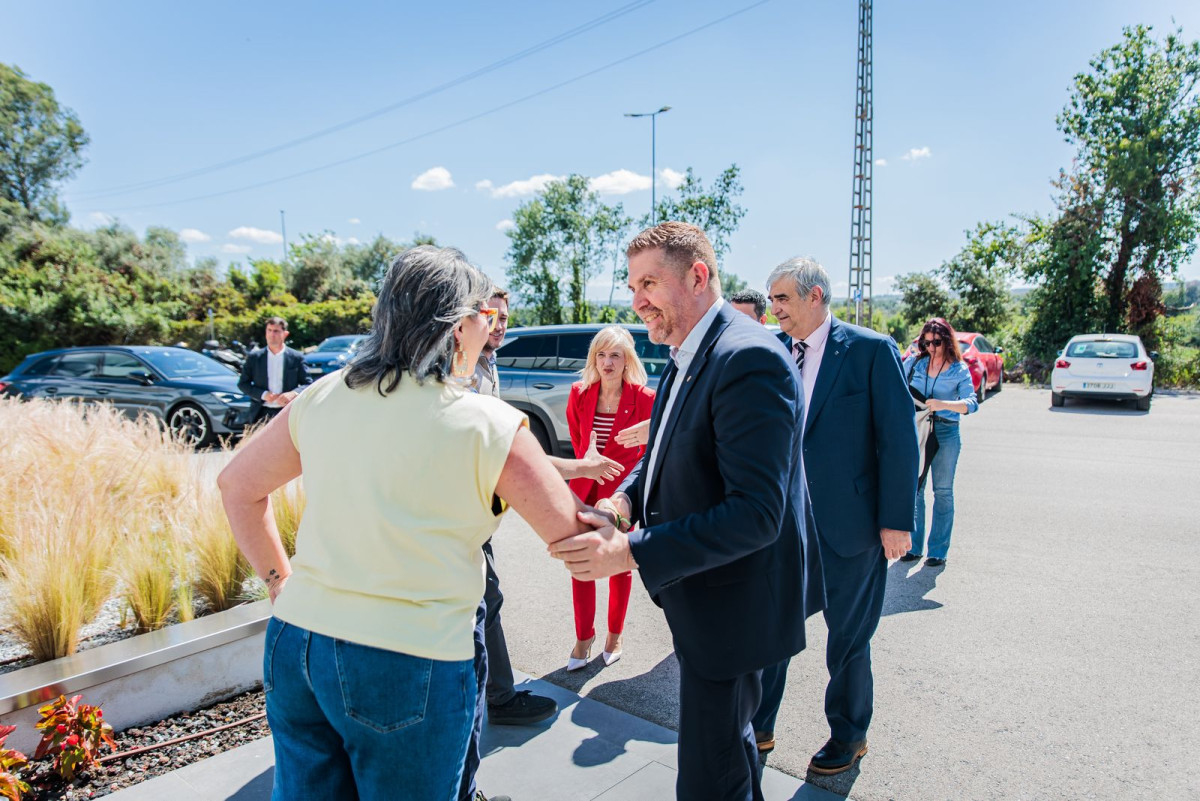 El conseller de la Presidència de la Generalitat de Catalunya, Albert Dalmau, visita l'Ajuntament d'Abrera i l'empresa Irestal Group