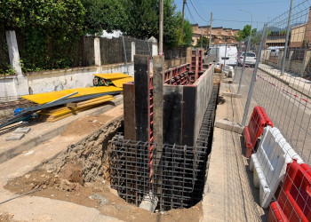 Recta final dels treballs d’instal·lació d’una vàlvula reguladora de pressió a la canonada del carrer de Mataró del barri de Sant Hilari