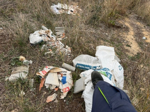 Siguem cívics i mantinguem el nostre entorn net i agradable per a tothom! Detectem un nou abocament de residus en l'espai públic del nostre municipi