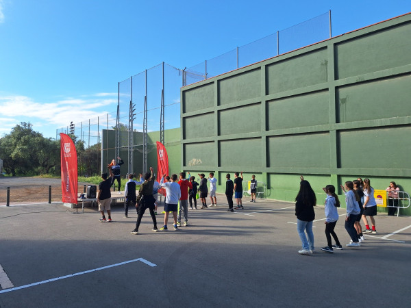 119 nens i nenes de 6è de primària de les tres escoles d'Abrera gaudeixen d'una nova activitat interescolar a l'anella esportiva