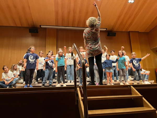 Felicitem l'Escola Municipal de Música pel darrer concert de cant coral, que va oferir conjuntament amb el Cor infantil i juvenil de l'Escola Cardenal Espinosa de Barcelona