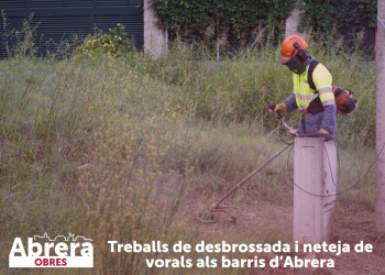 Tenim cura de la via pública del nostre municipi amb treballs de desbrossament d’herbes i neteja dels vorals en el barris d'Abrera