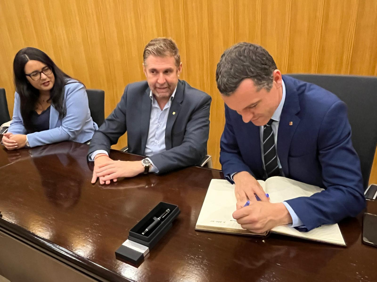 El conseller d'Agricultura, Ramaderia, Pesca i Alimentació, Òscar Ordeig, visita el nostre municipi i signa el Llibre d'Honor de l'Ajuntament