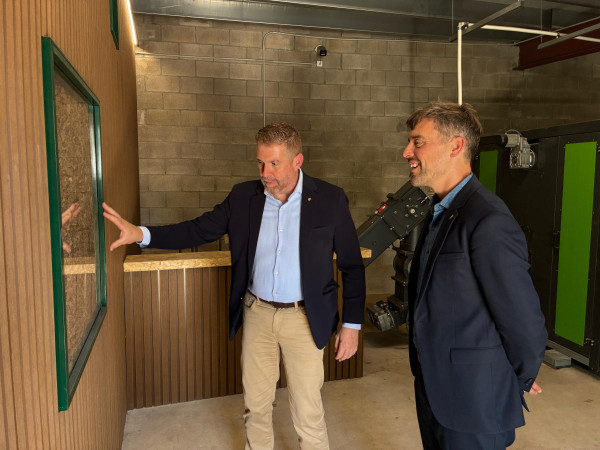 La inversió en energies renovables i l'ús eficient de l'aigua centren la visita a Abrera del Diputat d’Acció Climàtica i Transició Energètica, Marc Serra