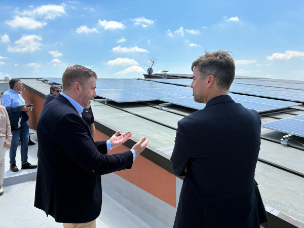 La inversió en energies renovables i l'ús eficient de l'aigua centren la visita a Abrera del Diputat d’Acció Climàtica i Transició Energètica, Marc Serra