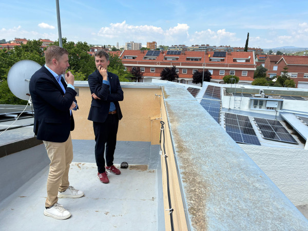La inversió en energies renovables i l'ús eficient de l'aigua centren la visita a Abrera del Diputat d’Acció Climàtica i Transició Energètica, Marc Serra