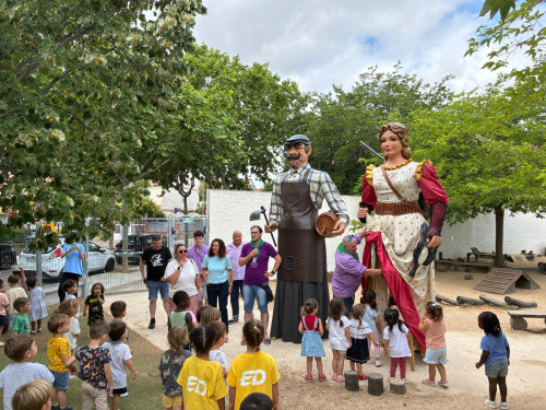 L'Escola Bressol Municipal Món Petit tanca el curs amb una valoració molt positiva i un ampli programa d'activitats - Visita Gegants