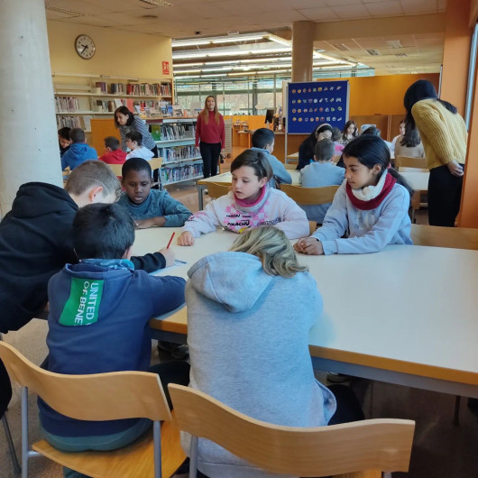 Els i les escolars del nostre municipi continuen realitzant les seves visites a la Biblioteca Josep Roca i Bros, per conèixer l'equipament i els seus serveis