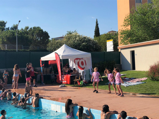 Ràdio a Abrera a la Piscina Municipal d’Estiu! Dilluns 11 de juliol de 2022 ens hem divertit amb l'emissió en directe de "El Top" amb música, jocs i regals i la col·laboració del grup de hip hop de les Juventudes Rocieras d'Abrera i la Bibliopiscina!