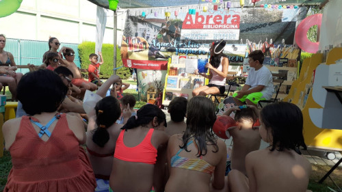 L'escriptora abrerenca Yolanda Martínez Duarte presenta el seu llibre infantil "La isla Ric Esléndur" a la Bibliopisicina, a la Piscina Municipal d'Estiu d'Abrera