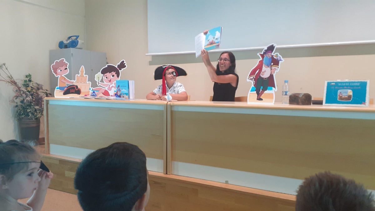 L'escriptora abrerenca Yolanda Martínez Duarte presenta el seu llibre infantil "La isla Ric Esléndur" a la Biblioteca Josep Roca i Bros d'Abrera