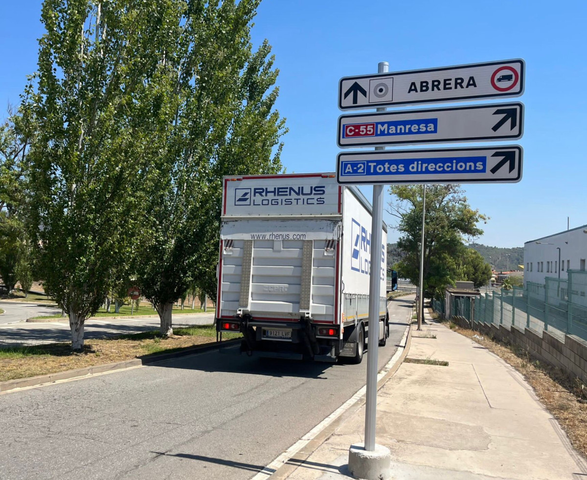 Aconseguim mesures per pacificar el trànsit a Abrera! Els vehicles pesants de més de 5,5 tones tenen prohibit l'accés al nucli urbà del nostre municipi