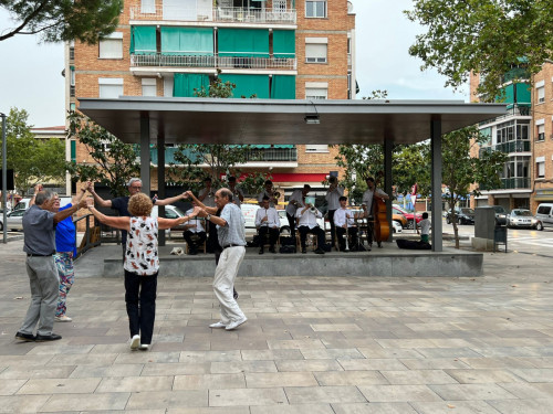 Ballada de sardanes d'Abrera Sardanista a la plaça de Rafael Casanova