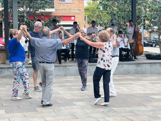 Ballada de sardanes d'Abrera Sardanista a la plaça de Rafael Casanova