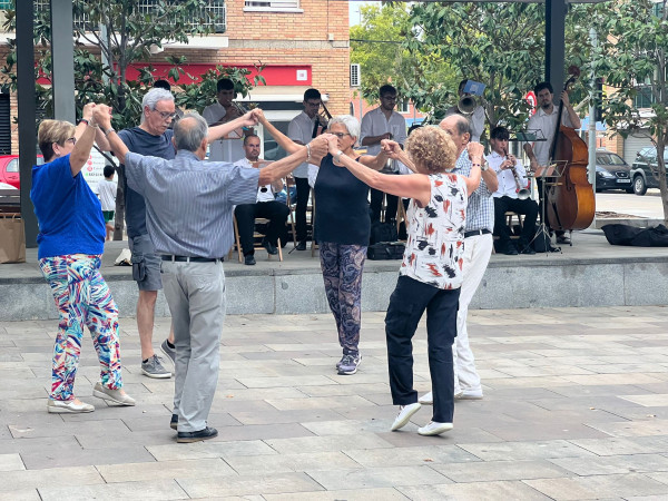 Ballada de sardanes d'Abrera Sardanista a la plaça de Rafael Casanova