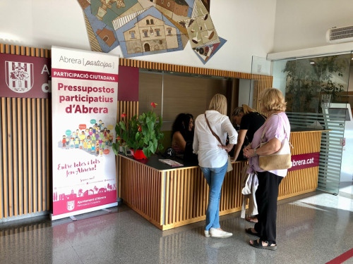 Pressupostos Participatius 2022-2024. Punt de votació assistida a l'Ajuntament d'Abrera