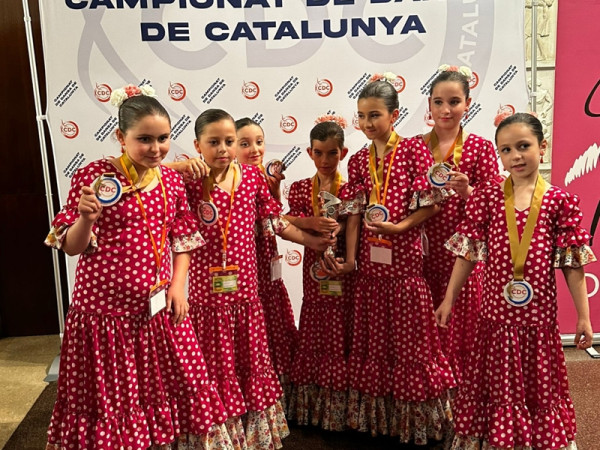 Entreguem els diplomes de reconeixement a les integrants de l'entitat Juventudes Rocieras, pels seus èxits assolits en el darrer Campionat de dansa de Catalunya