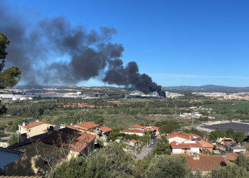 Controlat l'incendi que s'ha iniciat aquest matí en un magatzem del Polígon Industrial Barcelonès del nostre municipi